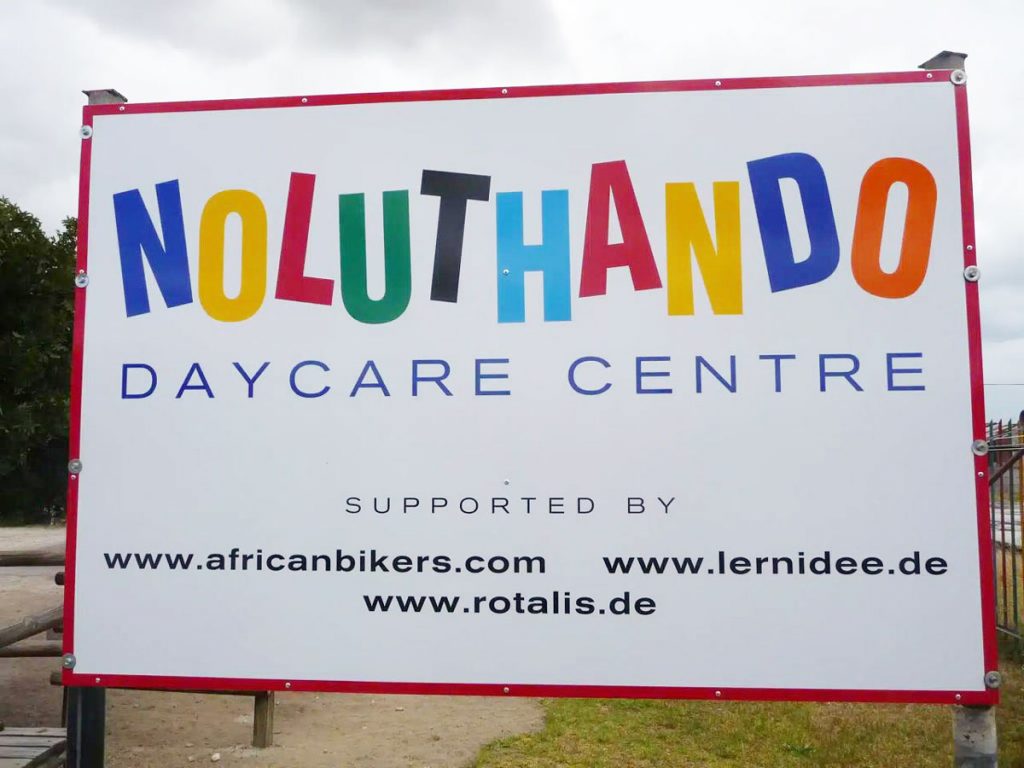 Schild Noluthando Day Care Centre in Khayelitsha, Kapstadt